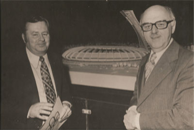 Claude Phaneuf en compagnie du Maire de Montréal M. Jean Drapeau devant la maquette du Stade Olympique
